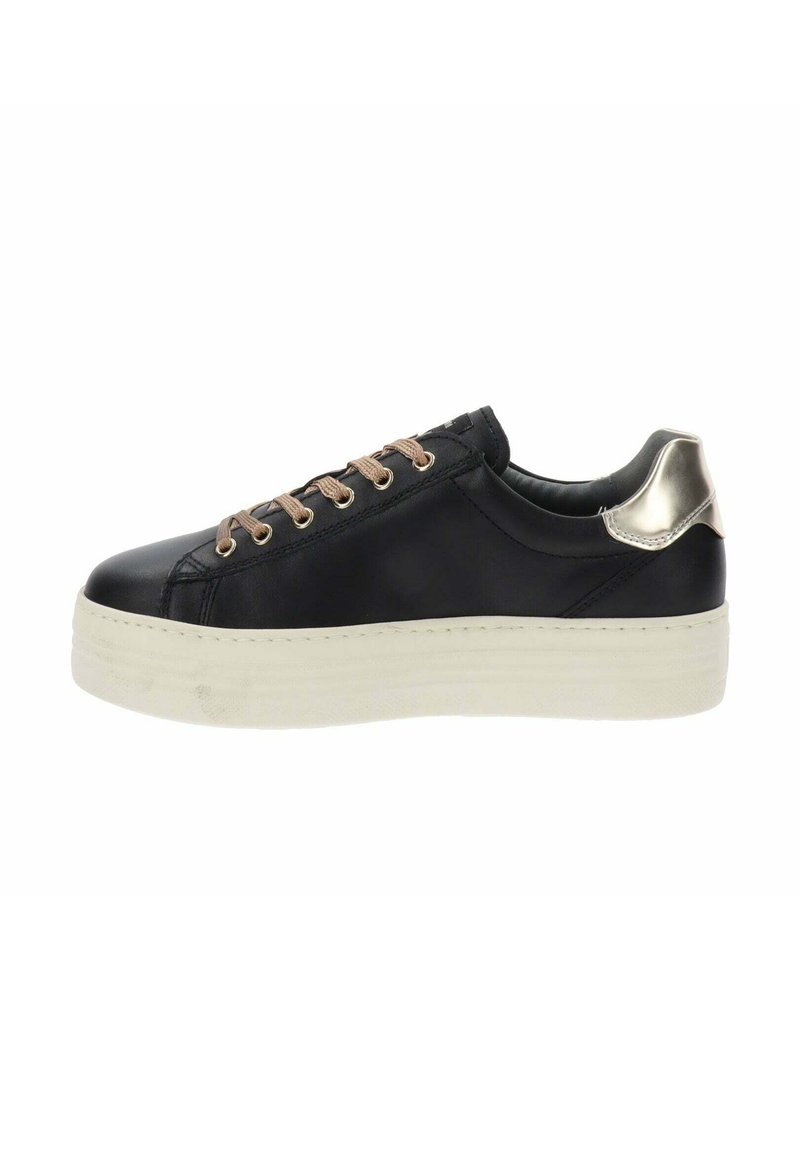 Sneaker nera bassa con lacci beige, suola spessa bianca e dettaglio metallico argento sul tallone, vista di lato.