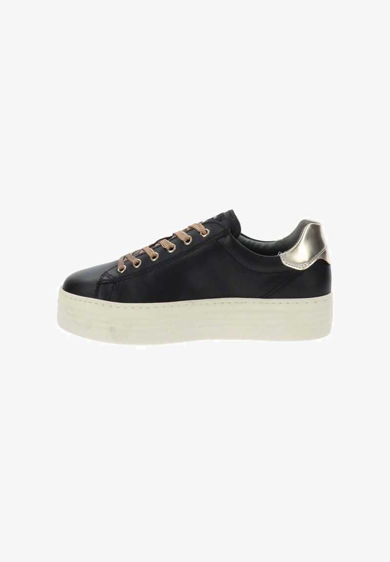 Zwarte sneaker met lage schachting, beige veters, dikke witte zool en metallic zilveren details op de hiel, zijaanzicht.