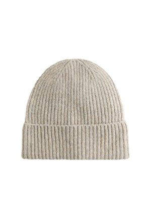 Gorro de punto acanalado de color gris claro y con el borde doblado, sobre un fondo blanco.