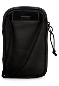 Kompaktní černá crossbody taška s přední kapsou na chytrý telefon a nastavitelným popruhem se uzlem na bílém pozadí.