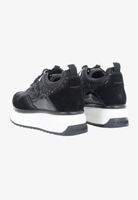 Sneaker nere in suede e pelle verniciata con dettagli glitterati, dotate di una suola bianca spessa e di una suola in gomma nera.