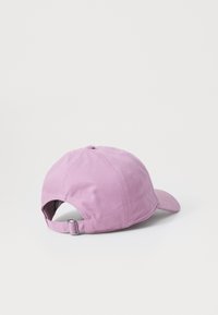 Rosa bomullslue med buet skjerm, justerbar stropp bak og en jevn tekstur. Ingen synlige mønstre eller logoer.