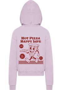 Felpa rosa chiaro con un pizzico di pizza in stile cartone animato con braccia, che tiene una pizza, e testo rosso: "Hot Pizza Happy Life" con bordo a scacchi.