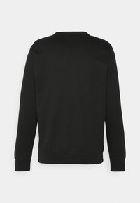 Sudadera negra con mangas largas, puños y cuello acanalados. Presenta una tela lisa y texturizada y un diseño simple y minimalista sin estampados.