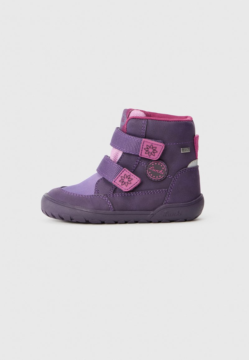 Botines morados con un material liso y texturizado. Cuentan con dos tiras de velcro rosas y un detalle de logo circular.