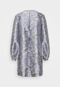 Robe imprimée florale en tissu lavande brillant, avec des manches amples, une coupe droite et une couture centrale au dos.