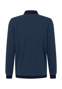 Marineblauer Pullover mit langen Ärmeln, strukturiertem Stoff, einem gerippten Kragen und Bündchen. Das Design ist schlicht, ohne zusätzliche Muster oder Akzente.