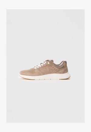 Sneaker mit beigem Wildleder-Obermaterial, weißen Schnürsenkeln und einem strukturierten grauen Kragen. Verfügt über eine weiße Gummisohle mit einem gemusterten Grip und seitlichen Akzenten.