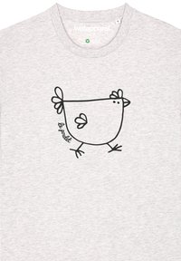 Graues Baumwoll-T-Shirt mit einer schwarzen Umrisszeichnung eines Huhns, das ein betontes Flügeldesign aufweist, und dem Text "le poulet" darunter.