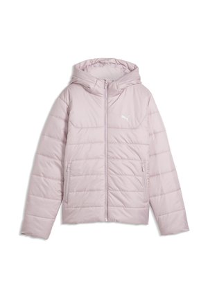 Veste matelassée rose clair avec capuche, fermeture éclair devant, poches latérales zippées et petit logo blanc Puma sur la poitrine gauche.