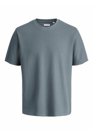 Camiseta gris de manga corta con textura acanalada, que presenta un escote redondo y una etiqueta que dice "JACK & JONES" dentro del cuello.