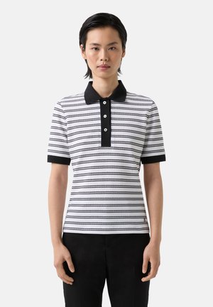 Pruhovaná polokošile v černé a bílé barvě s černým límcem, tříknoflíkovou légou, krátkými rukávy a slim fit střihem. Materiál se zdá být texturovaný.