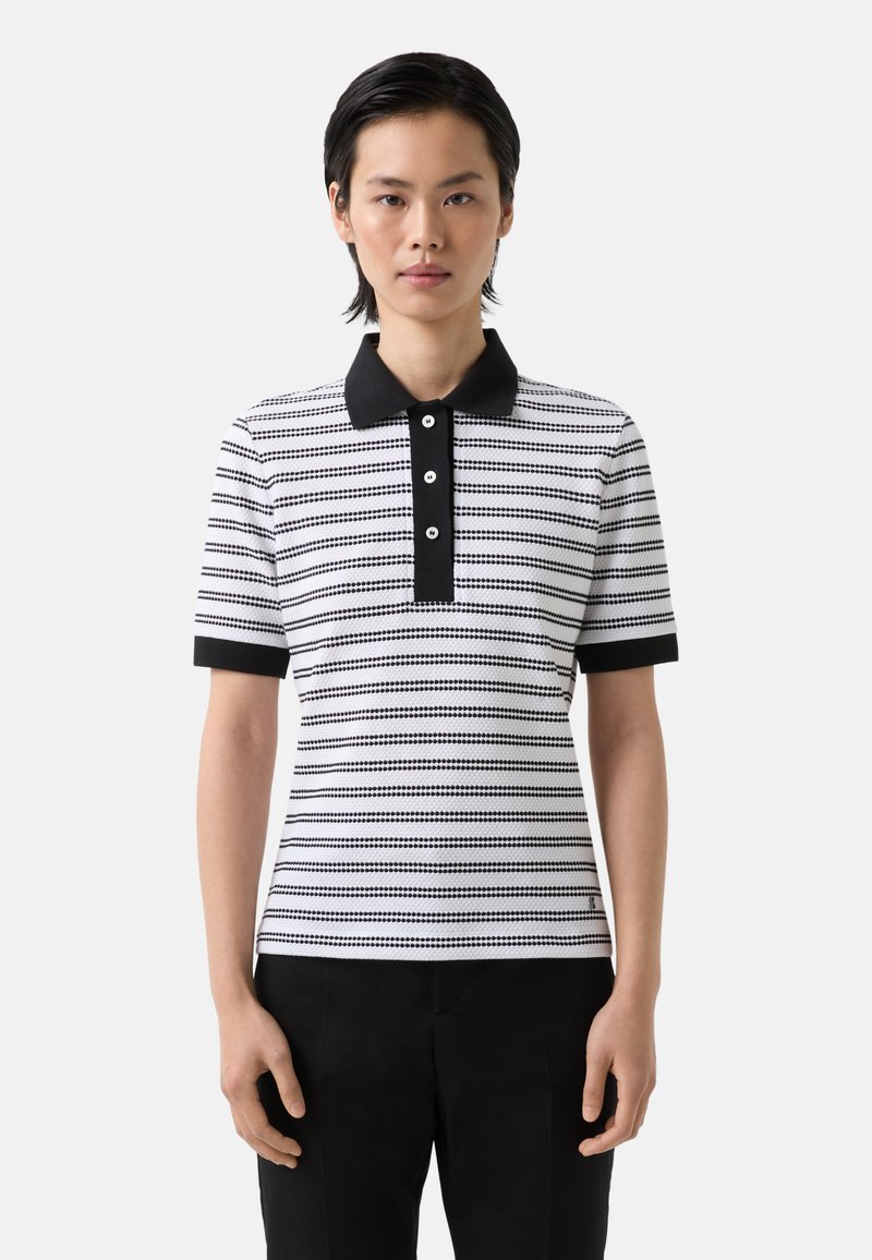 Pruhovaná polokošile v černé a bílé barvě s černým límcem, tříknoflíkovou légou, krátkými rukávy a slim fit střihem. Materiál se zdá být texturovaný.