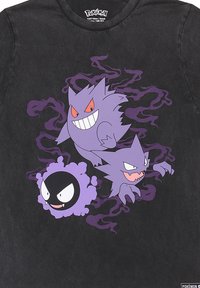 Černé tričko s kresleným stylem fialového ducha Pokémon: Gengar, Haunter a Gastly, s vířícími fialovými akcenty v pozadí.