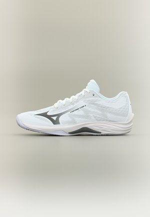 Scarpa da corsa bianca con logo grigio e testo "Lightning Star Jr.", progettata per la corsa o lo sport, mostrata di lato su sfondo neutro.