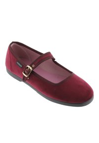 Zapato Mary Jane de terciopelo burdeos con punta redonda, suela plana y correa ajustable con hebilla. Presenta un cuello acolchado y un forro suave.