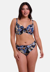 Ensemble de bikini fleuri avec un fond bleu marine, comprenant un haut à armatures avec des bretelles réglables et un bas taille haute ; tissu lisse avec des motifs vibrants.