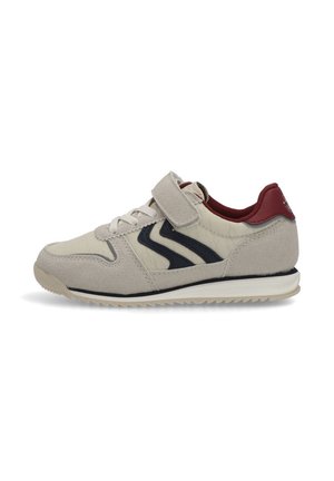 Zapatillas con parte superior de ante beige, rayas azul oscuro y talón burdeos; cuentan con una correa de Velcro y suela de goma blanca.