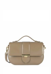 Borsa a tracolla in pelle beige con forma strutturata, patta superiore piatta, hardware dorato e tracolla removibile; presenta dettagli di cucitura verticale.