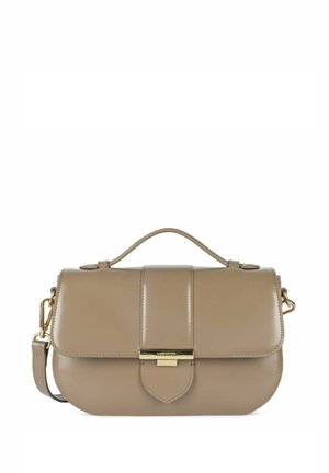 Borsa a tracolla in pelle beige con forma strutturata, patta superiore piatta, hardware dorato e tracolla removibile; presenta dettagli di cucitura verticale.