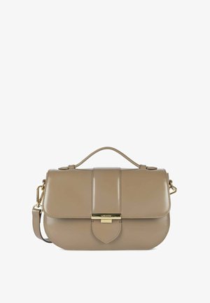 Borsa a tracolla in pelle beige con forma strutturata, patta superiore piatta, hardware dorato e tracolla removibile; presenta dettagli di cucitura verticale.