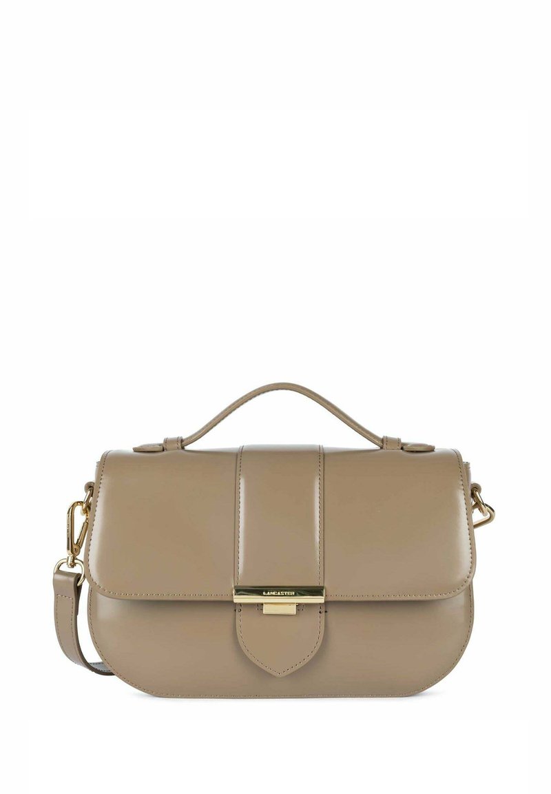 Borsa a tracolla in pelle beige con forma strutturata, patta superiore piatta, hardware dorato e tracolla removibile; presenta dettagli di cucitura verticale.