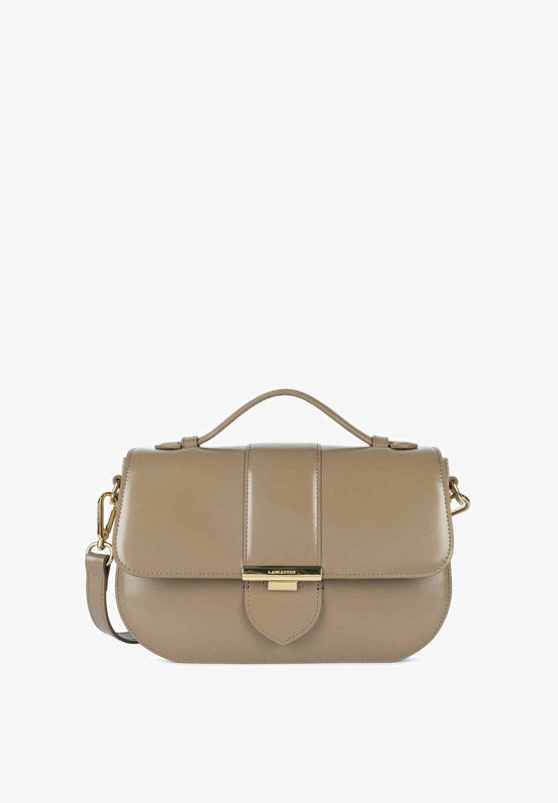 Borsa a tracolla in pelle beige con forma strutturata, patta superiore piatta, hardware dorato e tracolla removibile; presenta dettagli di cucitura verticale.