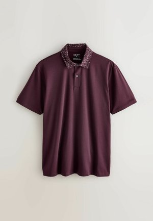Kurzärmliges, kastanienbraunes Poloshirt mit gemustertem Kragen und einer Knopfleiste mit zwei Knöpfen, gekennzeichnet als normale Passform in Größe M.