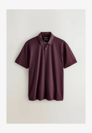 Kurzärmliges, kastanienbraunes Poloshirt mit gemustertem Kragen und einer Knopfleiste mit zwei Knöpfen, gekennzeichnet als normale Passform in Größe M.