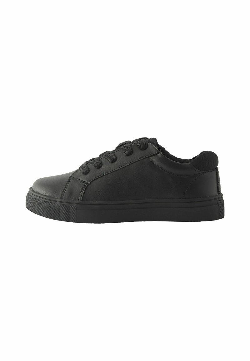 Sneaker en cuir noir avec texture lisse, bout rond, semelle plate et lacets contrastés. Design minimaliste avec un col rembourré.