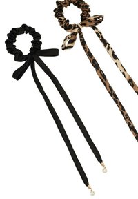Schwarze Satin-Haargummi mit einer Schleife und ein Leoprint-Haargummi mit Bändern; beide haben eine glatte Textur und eine Perlenakzent an den Enden.