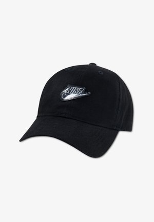 Svart baseballcaps i stoff med buet brem. Har en teksturert svart Nike-logo på fremsiden. Fem ventilasjonshull.