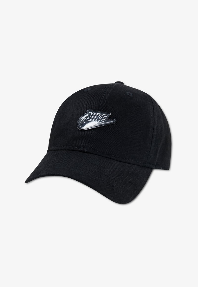 Gorra de béisbol negra de tela con visera curva. Presenta un parche con el logo de Nike en negro texturizado en la parte delantera. Cinco orificios de ventilación.