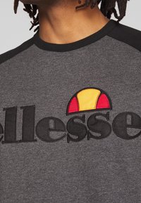 Ellesse Printtipaita - mottled dark grey