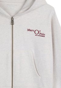 Hellgraue Zip-Hoodie mit Fronttasche und maroonem "Marc O'Polo EST. IN STOCKHOLM" Logo auf der Brust.