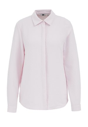Chemise rose clair à manches longues avec un col, une patte de boutonnage sur le devant, et un tissu texturé avec de petits points en relief.