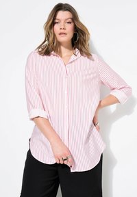 Camisa blanca de botones con rayas verticales rosas, mangas remangadas y dobladillo curvado. Presenta un cuello clásico y una textura sutil.
