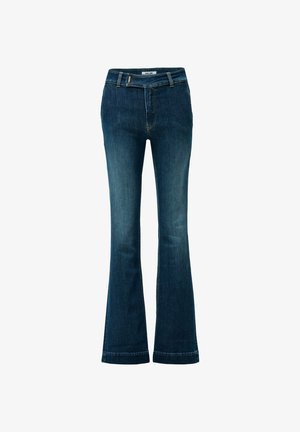 Jeans de denim azul oscuro con pierna acampanada, presillas para cinturón y cremallera frontal, exhibidos sobre un fondo blanco.