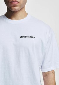 2Y Studios SMILEY OVERSIZE  biały
