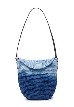 Blauer Ombre-gewebter Schultertasche mit Klappverschluss und dünnem dunklem Riemen, zeigt ein strukturiertes Strickmuster.