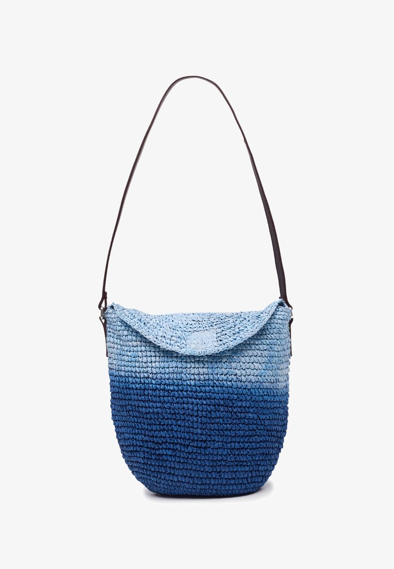 Sac d'épaule tissé en dégradé de bleu avec fermeture à rabat et fine sangle sombre, présentant un motif tricoté texturé.