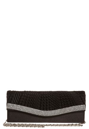 Czarna satynowa kopertówka z teksturowanymi fałdami, ozdobiona zakrzywionym rzędem srebrnych kryształków oraz odpinanym srebrnym łańcuszkiem na ramię.