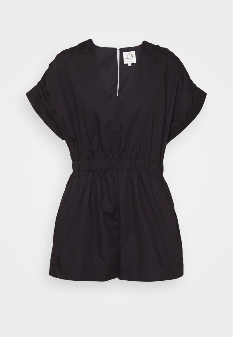 Combinaison noire à manches courtes avec taille élastique, encolure en V et ourlets repliés sur un fond blanc uni.
