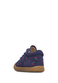 Botín de ante azul marino con bordado de cereza roja, diseño de cordones, suela de goma color tostado y puntera redondeada. Estructura ligera y flexible.