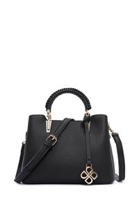 Bolso de mano de cuero negro con un acabado texturizado, asa trenzada en la parte superior, correa desmontable, herrajes en tono dorado y un charm decorativo.