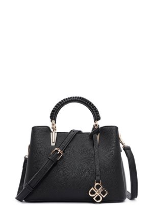 Bolso de mano de cuero negro con un acabado texturizado, asa trenzada en la parte superior, correa desmontable, herrajes en tono dorado y un charm decorativo.