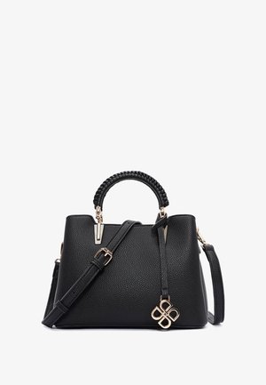 Borsa a tracolla nera in pelle con finitura testurizzata, manico intrecciato, tracolla rimovibile, hardware in tono oro e un ciondolo decorativo.