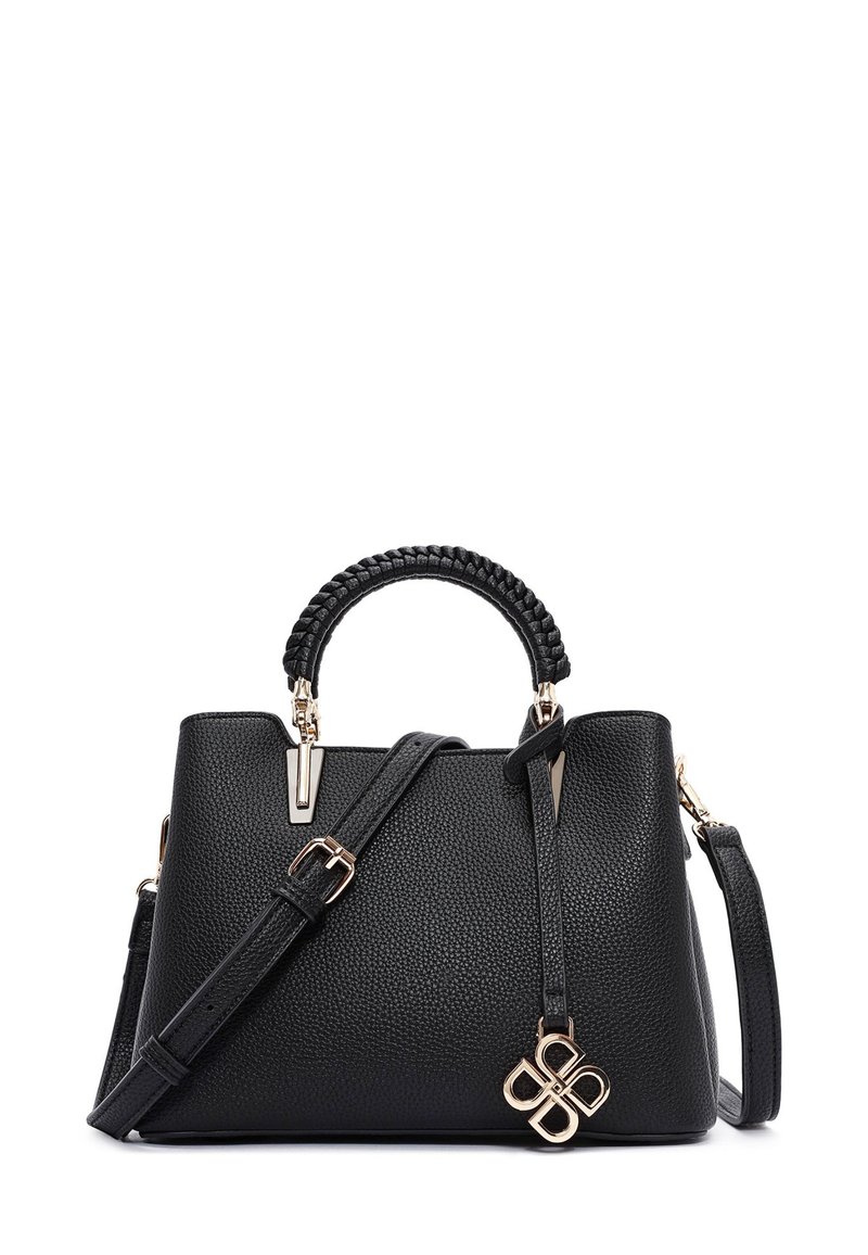 Bolso de mano de cuero negro con un acabado texturizado, asa trenzada en la parte superior, correa desmontable, herrajes en tono dorado y un charm decorativo.