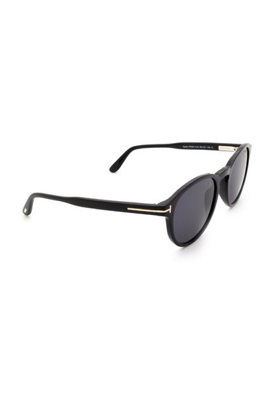 Lunettes de soleil noires avec une monture en plastique élégante, verres sombres et accents dorés sur les tempes, présentant une forme ronde et une texture lisse.