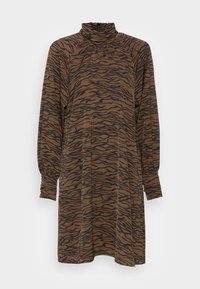 Brun klänning med tigerstrimmigt mönster, hög krage och långa ärmar med rynkade manschetter. Tillverkad av ett mjukt, flödande tyg.